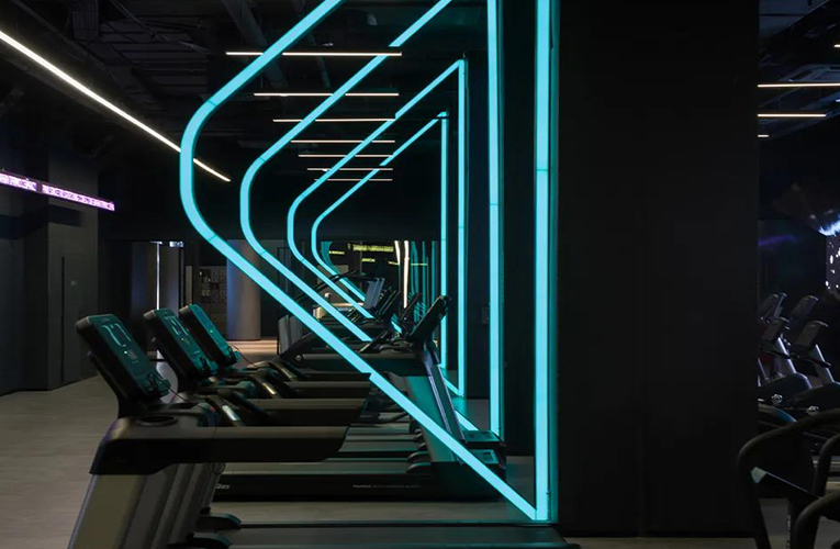 有氧运动区,成排的跑步机之间设置5米高的弓形发光体2.jpg